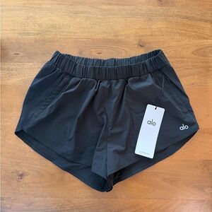 ALO Yoga Women's Playmaker Dolphin Shorts NWT